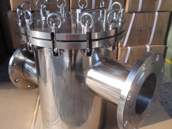 Stainless liquid-line magnetic trap with swing-bolt lid