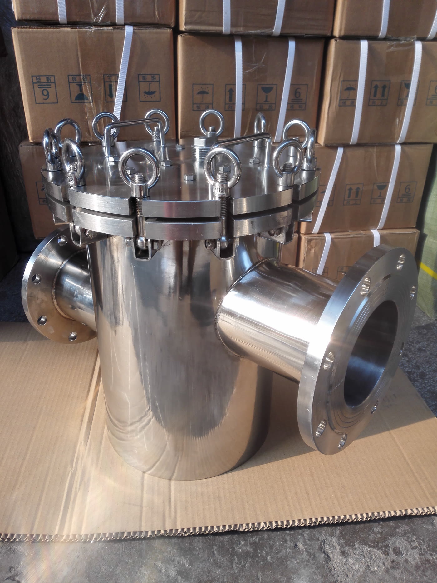Stainless magnetic liquid trap with swing-bolt lid and flanged ports