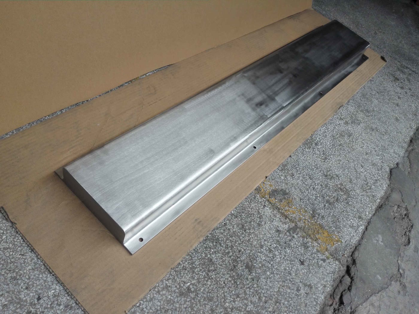 Suspended stainless plate magnet for conveyor tramp iron